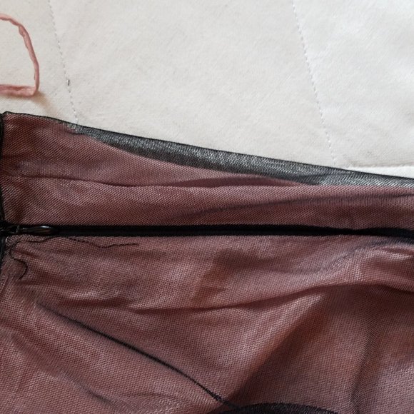 Black lace skirt . Size 8 - Picture 5 of 9